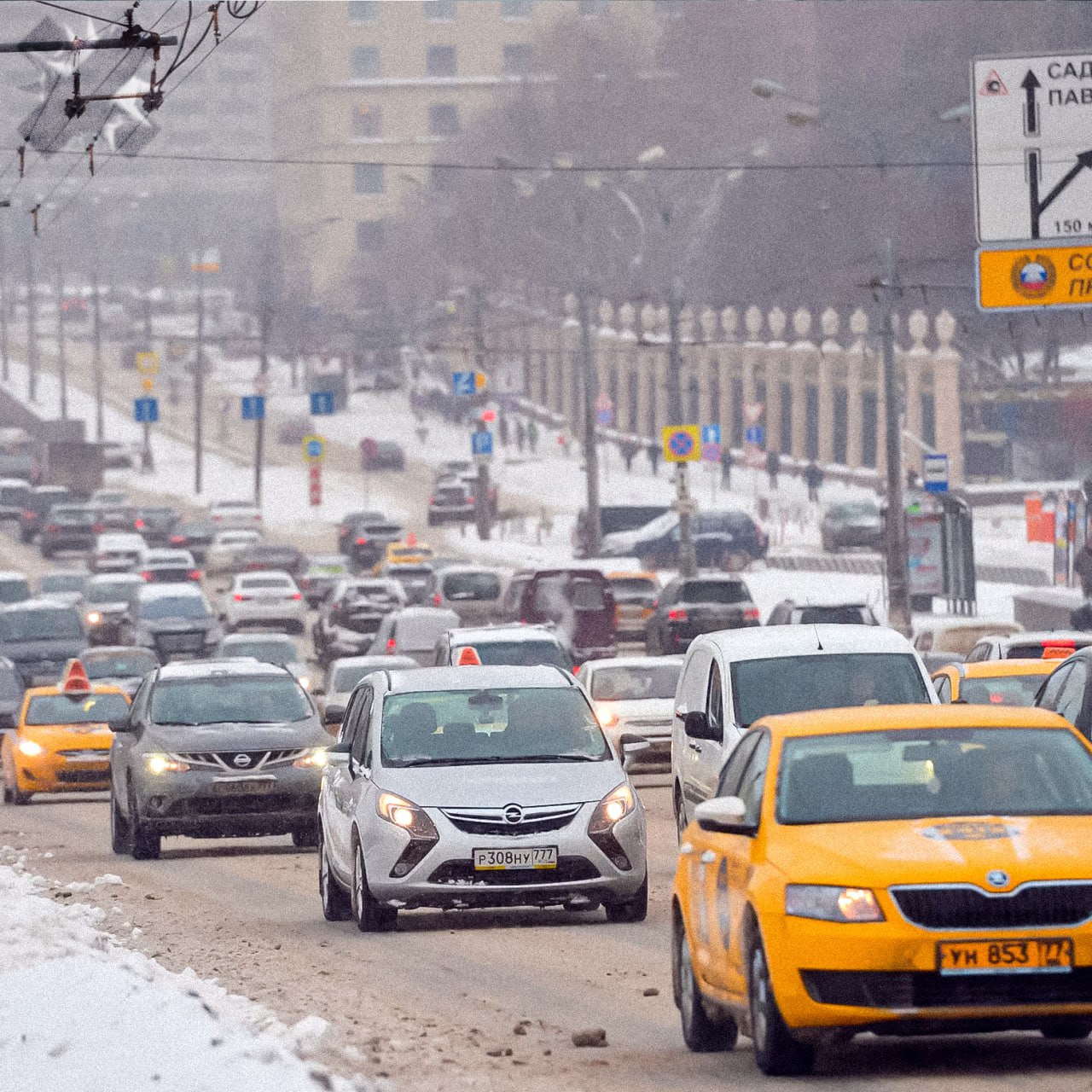 В одном из микрорайонов Тушина в Москве движением на дорогах будет управлять ИИ Уже в этом году в районе запустят первую в мире систему где искусственный интеллект будет полностью контролировать дорожное движение Увеличим долю умных светофоров до 80 и впервые в мире запустим пилотный проект по управлению дорожным движением целого жилого микрорайона с помощью искусственного интеллекта в Тушино мэр столицы Сергей Собянин   здорово внедряем новые технологии засекаем время до первого ДТП по вине ИИ НМШ