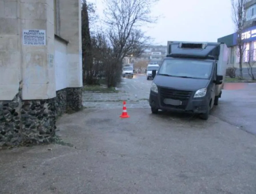 В Евпатории житель Джанкойского района осужден за ДТП со смертельным исходом Судом установлено что в декабре 2025 года мужчина управляя грузовым фургоном марки ГАЗ двигаясь задним ходом после разгрузки товара в магазине в поселке Новоозерное совершил наезд на пенсионерку переходившую проезжую часть за указанным автомобилем В результате ДТП женщина скончалась Суд с учётом позиции государственного обвинителя приговорил виновного к 2 годам лишения свободы условно с испытательным сроком на аналогичный период Осужденный лишён права заниматься деятельностью связанной с управлением транспортными средствами на 2 года Приговор в законную силу не вступил