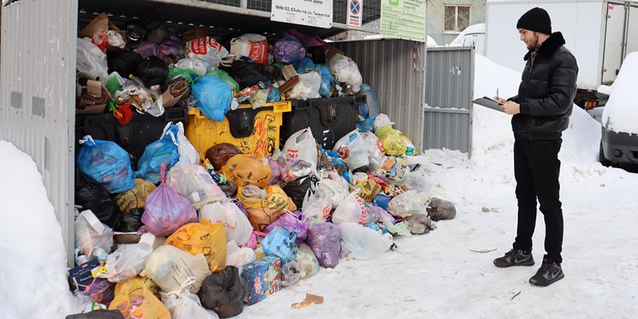 Чиновники в очередной раз поймали Ситиматик на нарушениях с вывозом мусора Сотрудники комитета по ЖКХ администрации Саратова зафиксировали переполненные мусором контейнеры в Кировском районе Региональному оператору Ситиматик внесли предостережение о недопустимости срыва графика вывоза мусора Заваленные бытовыми отходами площадки обнаружили на улице Танкистов возле домов 57 и 63 Там зафиксированы серьезные нарушения графика вывоза мусора со стороны АО Ситиматик Причин затрудняющих вывоз мусора на которые так любят ссылаться руководство регоператора не отмечено доступ к площадкам обеспечен Принято решение об объявлении региональному оператору предостережения В случае игнорирования и невыполнения обязательств по вывозу мусора организация будет привлечена к ответственности Добавим что жалобы горожан на горы мусора не прекращаются круглогодично так что подобных предостережений можно объявлять еще тысячами Например в комментариях в телеграм канале главы города Михаила Исаева граждане сообщают об огромных кучах на углу Рахова и Посадского на Белоглинской 15 на 2 м Совхозном проезде 36 и т д Видимо так будет продолжаться до тех пор пока чиновники не примут какие то кардинальные меры в отношении регоператора Напомним с начала года Ситиматик устроил в Саратове и других населенных пунктах области настоящий мусорный коллапс При этом в свое оправдание регоператор жаловался на нерасчищенные от снега городскими властями контейнерные площадки Во время обсуждения ситуации облдуме депутаты пришли к выводу что проблема не в снегопаде а в банальном желании монополиста сократить издержки и не задействовать все имеющиеся мусоровозы На предложение разорвать отношения с Ситиматиком и выгнать предприятие из области об этом говорят депутаты общественники и даже прокуратура а вместо него создать специализированное госпредприятие региональный министр природных ресурсов и экологии Константин Доронин каждый раз находит причины этого не делать Вчера стало известно что в отношении сотрудников Ситиматика возбуждено уголовное дело о самоуправстве статья 330 УК РФ за необоснованное повышение сумм в платежках