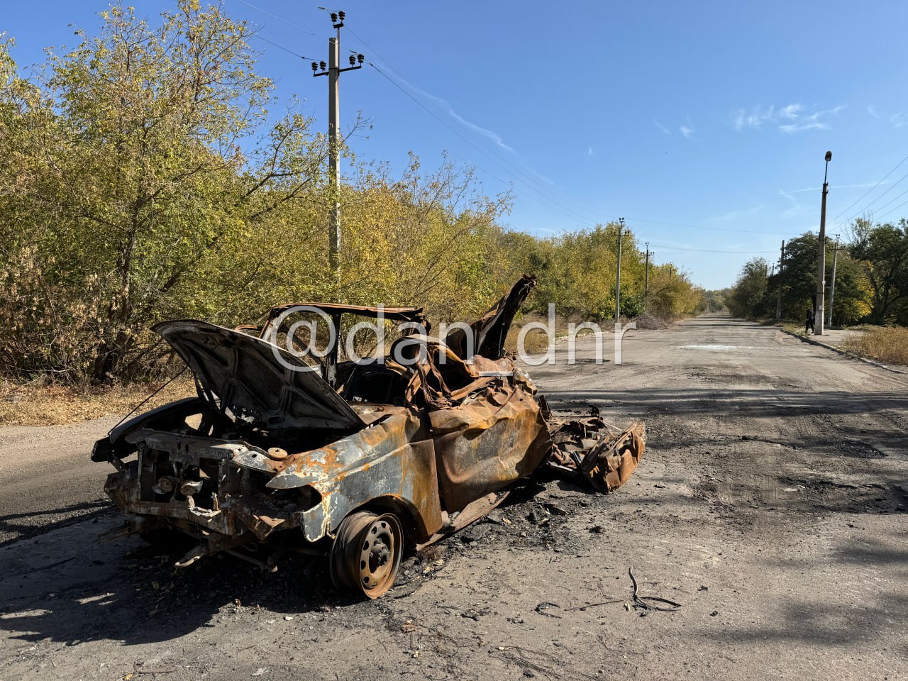 Первые кадры с места атаки беспилотника на автобус в Горловке  Битое стекло и сожженный при атаке частный автомобиль,  В результате пострадали 11 человек.  ДАН:    Написать в чат-бот