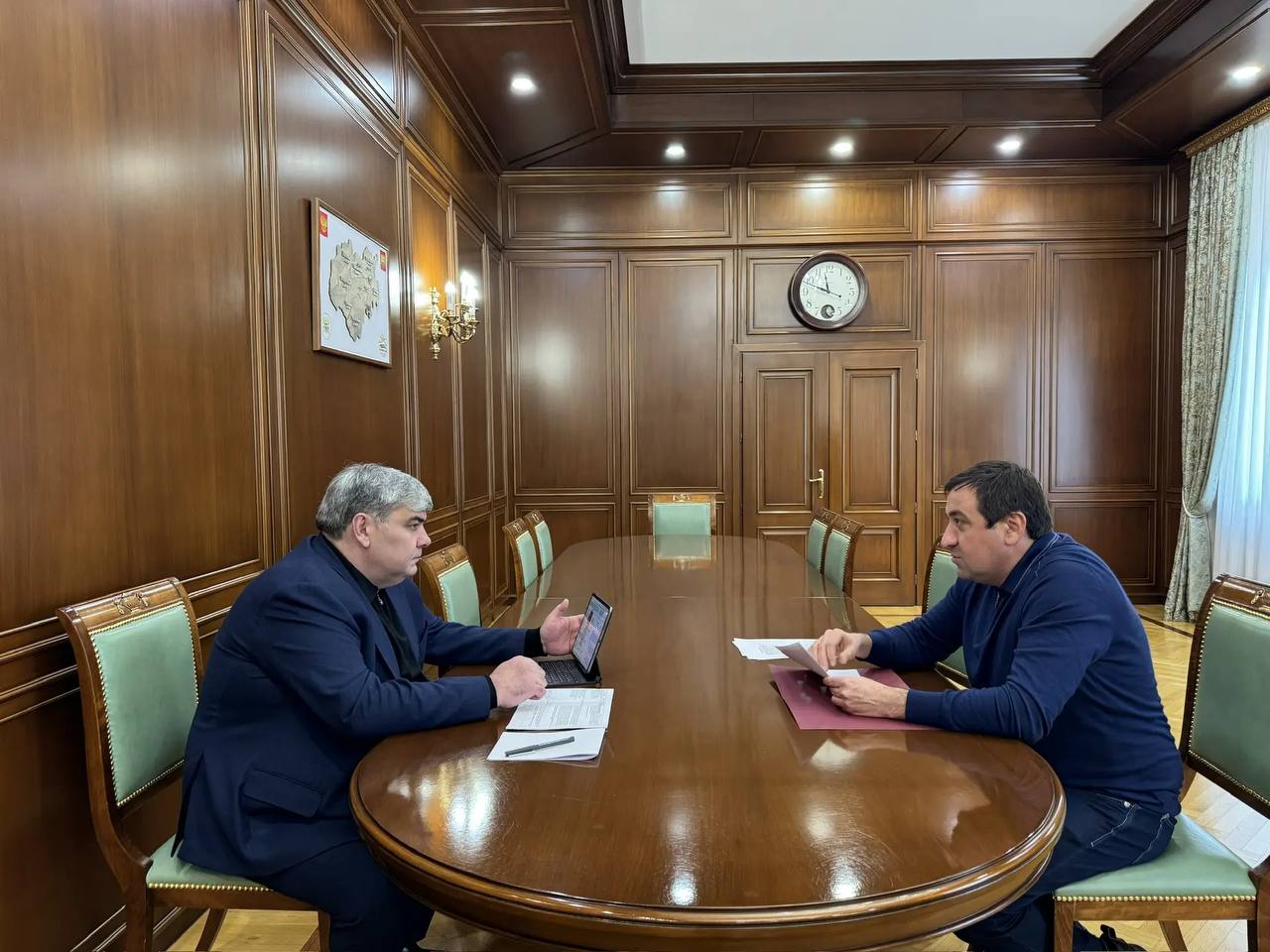 Казбек Коков встретился с министром здравоохранения КБР Глава КБР Казбек Коков провел рабочую встречу с министром здравоохранения республики Рустамом Калибатовым Обсудили организацию работы медучреждений в первые дни наступившего года В связи с увеличившейся нагрузкой стационары республиканского значения Кабардино Балкарский центр медицины катастроф и скорой медицинской помощи а также подразделения скорой помощи центральных районных больниц работали в усиленном режиме Наибольший поток пациентов пришелся на РКБ центр высоких медицинских технологий и детский многопрофильный центр В эти учреждения обратились более двух тысяч человек Подробно