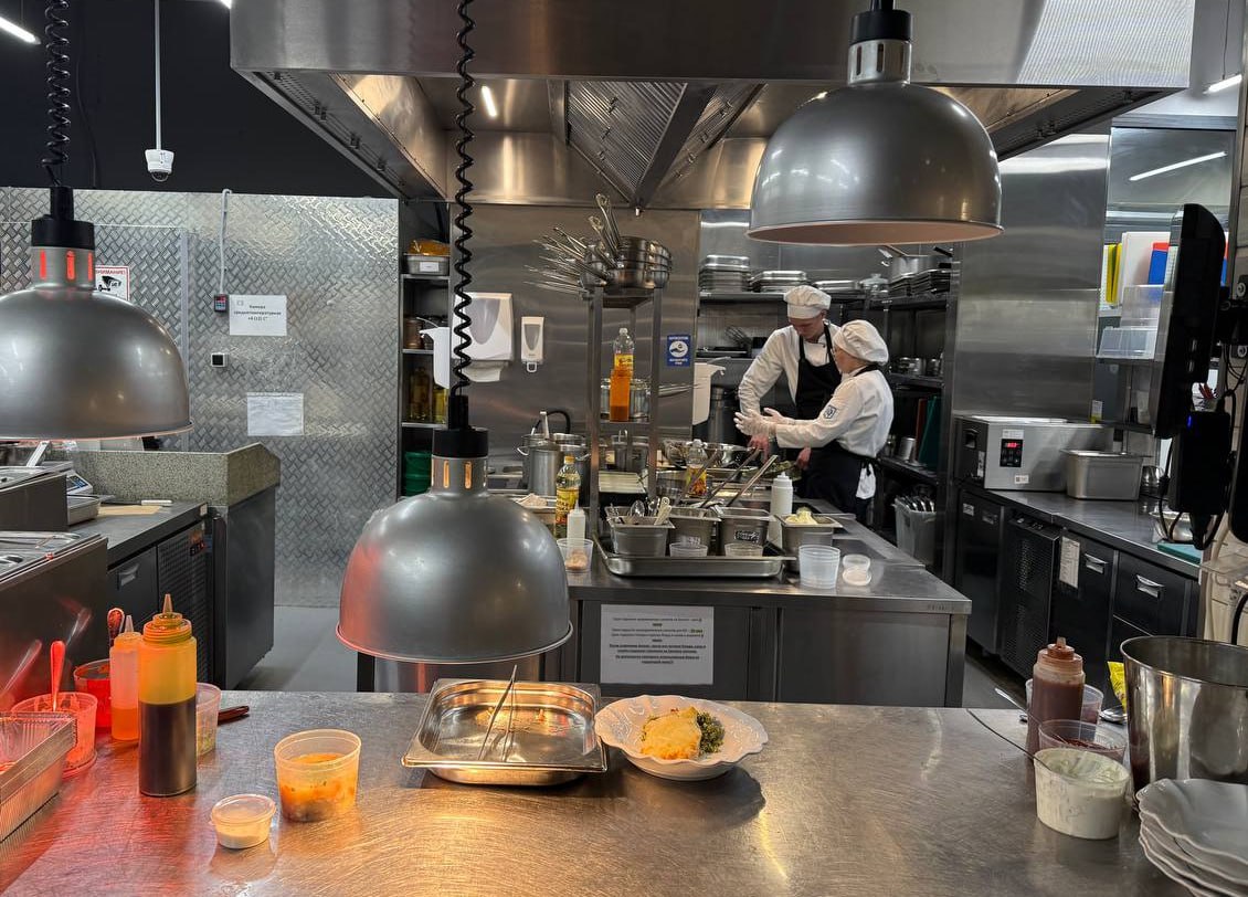 На Урале дефицит поваров Екатеринбург и область в меньшей степени лидируют на Урале среди городов где катастрофически не хватает поваров 41 всех вакансий выложили уральские рестораторы из Екатеринбурга В нашем городе с января по ноябрь этого года было опубликовано рекордное количество предложений о работе в ресторанах и кафе В Челябинске и Тюмени которые вроде как тоже поспевают в успешности своих ресторанных проектов вакансий в два три раза меньше Такие данные аналитики дали в hh ru При этом медиана зарплатных предложений для поваров на Урале составила в этом году 62 200 рублей Наиболее конкурентные зарплаты этим специалистам готовы платить в ЯНАО больше 70 000 рублей и в ХМАО 65 000 рублей В Екатеринбурге и области медианная зарплата персонала на кухне согласно данным hh ru чуть больше 60 000 рублей При этом запросы со стороны соискателей явно выше Рестораторы кстати чаще всего ищут поваров и кондитеров специализирующихся на европейской кухне На втором месте по востребованности русская кухня А на третьем месте те кто разбирается в азиатской кухне и умеют крутить роллы Та самая грузинская кухня не в топе поиска Квартал Миллионеров