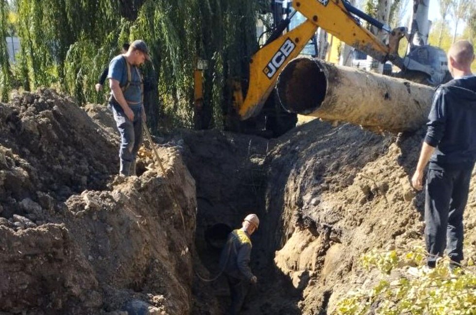 В Горловке наметили масштабный ремонт сетей водо- и электроснабжения  ДАН:    Написать в чат-бот  «Это станет возможным благодаря соглашению с регионом-шефом, Кузбассом, который возьмет на себя расходы и организацию работ. В рамках данной программы запланировано выполнение ремонтно-восстановительных работ на 49 объектах, что является значительным шагом к восстановлению нормальной жизни в городе»,  — сообщил глава городского округа Иван Приходько.  По его словам, комплексный подход к восстановлению позволит не только устранить последствия боевых действий, но и заложить основу для будущего развития Горловки.  Читать полностью