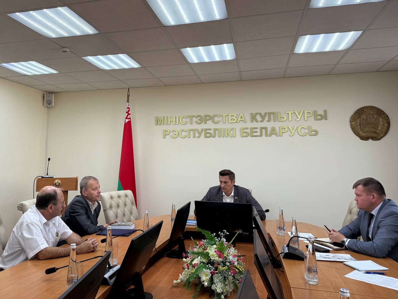 Министр культуры заслуженный артист Республики Беларусь Руслан Иосифович Чернецкий провёл личный приём граждан сообщает Телеграм канал ведомства В ходе приёма рассматривались вопросы и вносились предложения по участию в фестивалях проектах и развитию непрофессиональных коллективов в регионах страны Также заявителям давались разъяснения по обновлённому порядку формирования и ведения реестра организаторов культурно зрелищных мероприятий Разъяснения были даны по всем вопросам Некоторые предложения и вопросы граждан направлены на дополнительное рассмотрение сотрудниками ведомства Сачыце за навінамі разам з Культурай і Мастацтвам