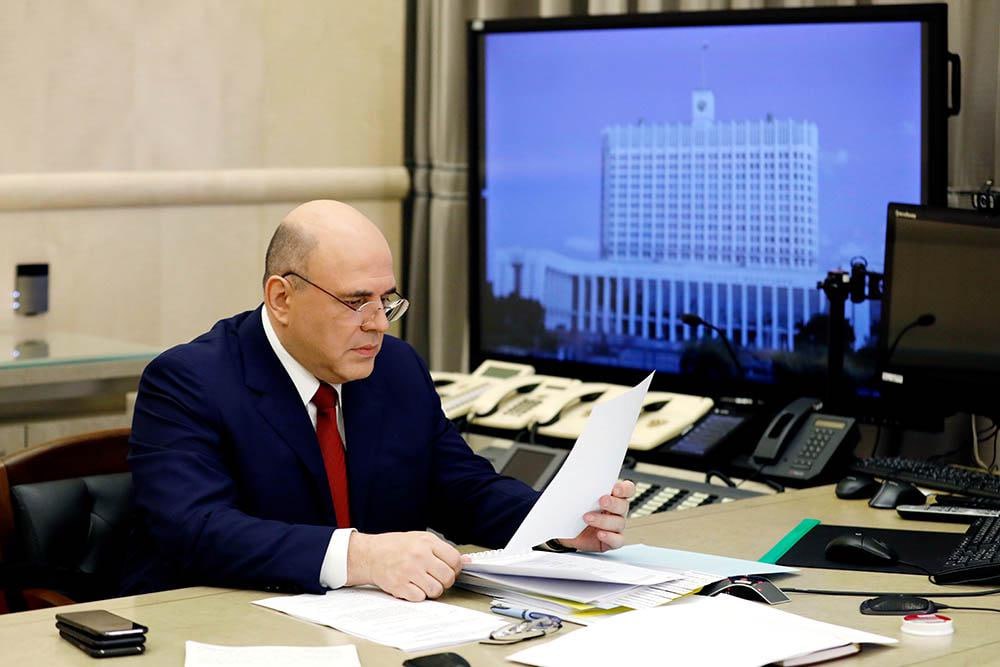 Премьер министр Михаил Мишустин подписал постановление правительства которое обязало крупные IT компании отчислять вузам 3 от средств сэкономленных на налоговых льготах Отчисления должны будут делать IT компании которые соответствуют ряду критериев выручка должна быть не меньше 1 млрд рублей за год они пользовались сниженными тарифами страховых взносов и или пониженной ставкой налога на прибыль число сотрудников не менее 100 Подпадающие под эти критерии IT организации должны заключить как минимум одно соглашение о помощи в реализации образовательных IT программ с государственным или частным вузом до 1 июня 2026 года Это условие будет обязательным для продления IT аккредитации она дает налоговые льготы и отсрочку для сотрудников от военной службы jkinvest news jkinvest