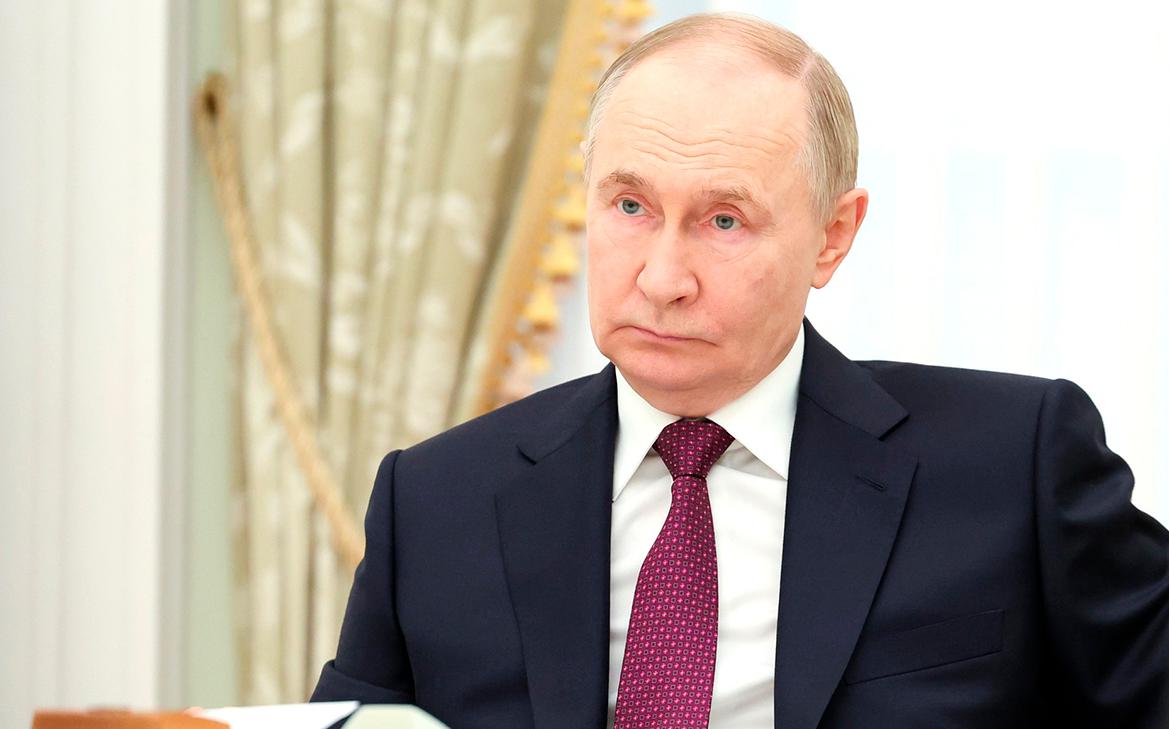 Позиция России по Украине: взгляд экс-главы Пентагона Экс-глава Пентагона Роберт Гейтс высказал мнение о позиции России в украинском вопросе. По его словам, президент Владимир Путин видит свою цель в восстановлении «Российской империи», считая Украину ключевым элементом. Гейтс утверждает, что Путин готов «заплатить любую цену» для достижения своих целей, включая разоружение Украины и запрет на её членство в НАТО. Несмотря на экономические трудности в России, Гейтс отмечает стойкость Путина. По его мнению, лидеры, включая Дональда Трампа, испытывали разочарование, пытаясь повлиять на политику России.