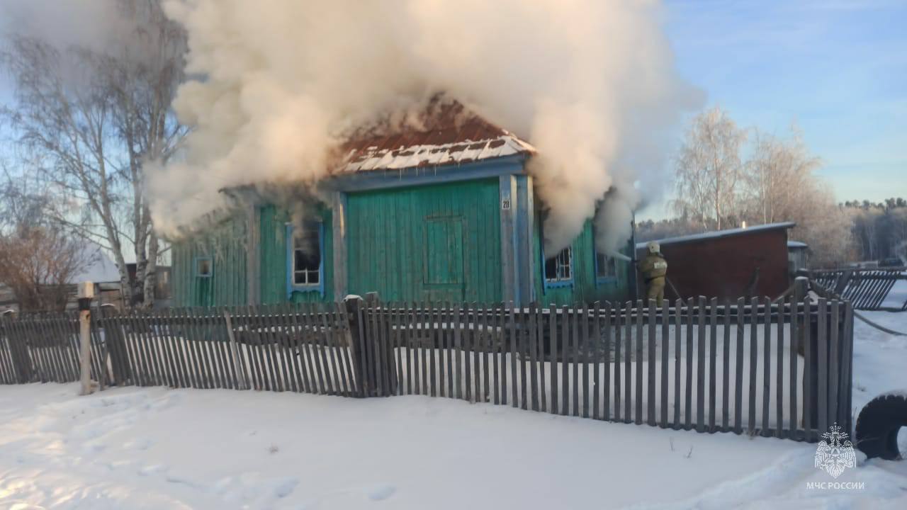 Матери погибших при пожаре в Алтайском крае детей вынесли приговор 25 декабря 2024 года в Панкрушихинском районе произошла трагедия Женщина затопила неисправную печь и легла спать вместе с детьми не убедившись что огонь прогорел В доме начался пожар Отец семейства успел вынести из огня годовалую и трёхлетнюю дочек а также четырёхлетнего сына Но найти в задымлённом помещении старшую пятилетнюю девочку он не смог Она погибла на месте Спустя несколько дней в больнице от ожогов скончалась и трёхлетняя малышка Следствие установило что печь имела серьёзные повреждения а рядом с ней находилась легко воспламеняющаяся мебель Эти нарушения стали причиной трагедии Суд признал женщину виновной в причинении смерти по неосторожности двум лицам ч 3 ст 109 УК РФ и назначил наказание два года ограничения свободы  Следком