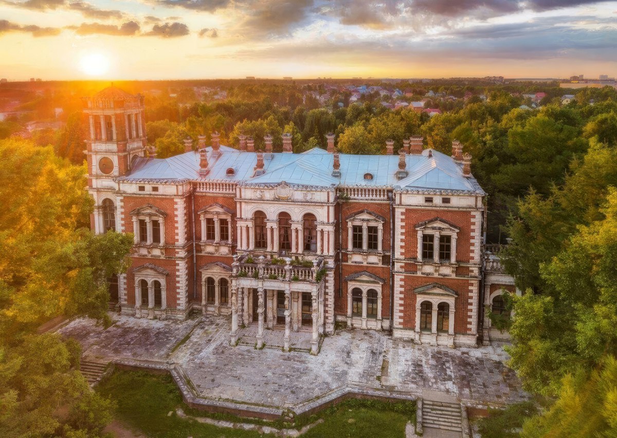 Дом РФ нашел покупателя на усадьбу Быково в Подмосковье Бизнесмен Михаил Масловский предположительно акционер ювелирной сети Sunlight стал победителем торгов организованных госкорпорацией Дом РФ по продаже усадьбы Быково в Раменском районе Подмосковья Кроме самой усадьбы лот включает 15 зданий общей на 5900 м² ранее использовавшихся как туберкулезный санаторий а также земельный участок площадью 27 5 гектаров Сумма сделки составила 270 5 млн рублей хотя стартовая цена была 131 9 млн руб Усадьба Быково архитектурный комплекс в парке села Быково Раменского района который является выдающимся примером русской архитектуры эпохи Николая I В советское время здесь работал туберкулезный санаторий который закрылся в 2011 году Сегодня дворец стоит заброшенным парк пришел в запустение а единственная живая часть ансамбля это Владимирская церковь Пока неизвестно какие планы у нового владельца на этот уникальный объект stroi news