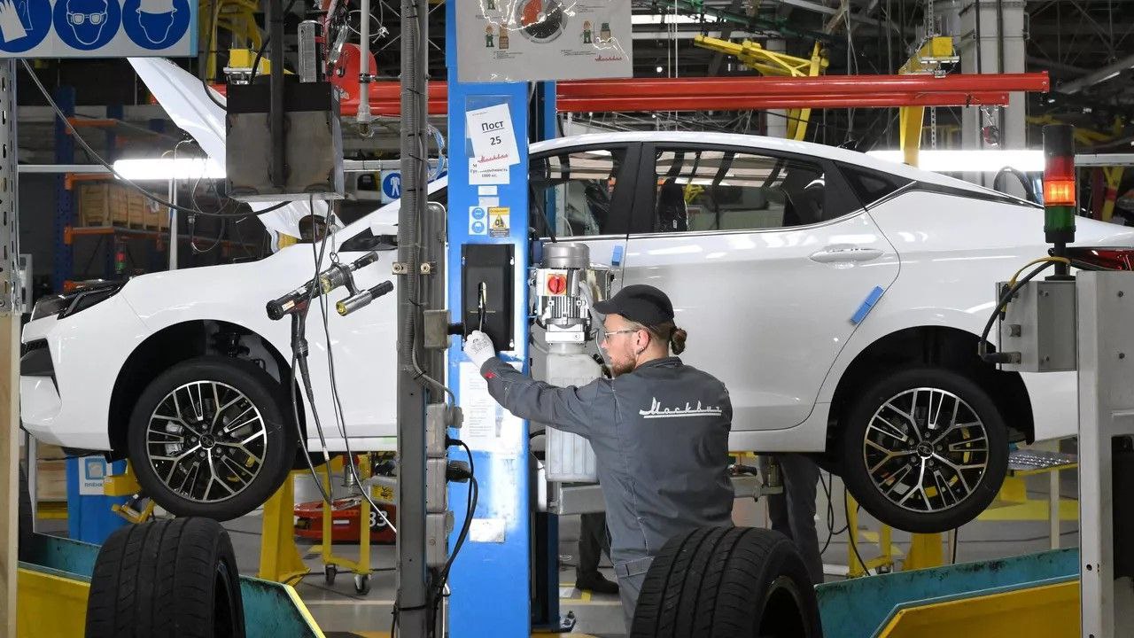 Правительство России приняло решение об отсрочке уплаты утильсбора для крупнейших отечественных автопроизводителей Срок уплаты утилизационного сбора за IV квартал 2025 года и за I III кварталы 2026 года для крупнейших российских производителей автотехники сельхозтехники строительно дорожной и коммунальной техники а также прицепов перенесен на декабрь 2026 года говорится в сообщении Минпромторга Подписаться на PRO transport