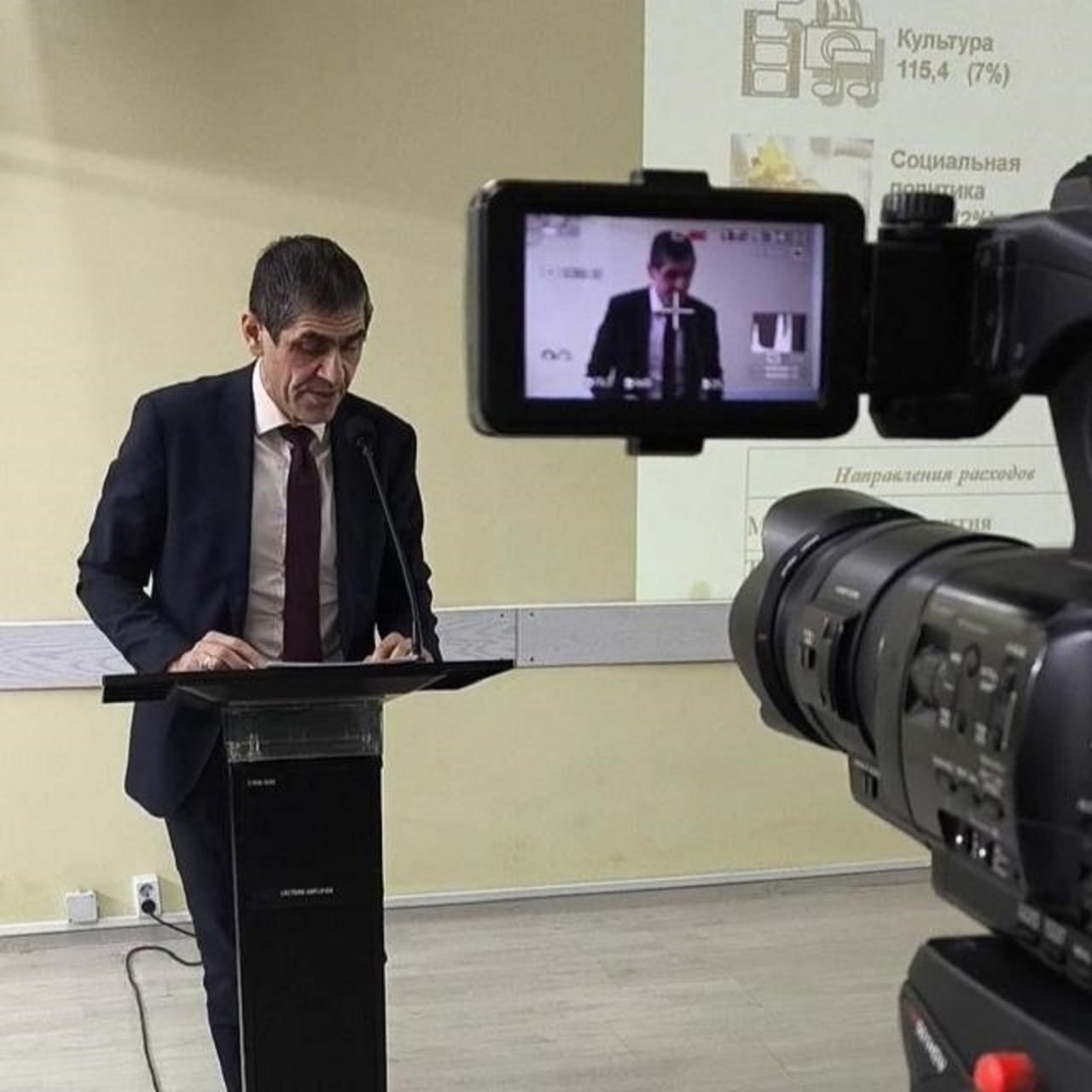 Экс-глава Осы продал дочери два муниципальных земельных участка.   Прокуратура вышла в суд с требованием признать незаконными сделки бывшего главы Осы Алексея Григорьева по продаже двух земельных участков собственной дочери без уведомления о конфликте интересов. Как официально сообщают в ведомстве, в его действиях выявлены нарушения антикоррупционного законодательства.  Иск будет поддерживать в суде новый зампрокурора Осинского района Севак Ванцян. До назначения он работал в прокуратуре Перми и поддерживал в судах антикоррупционные иски в отношении городских чиновников.