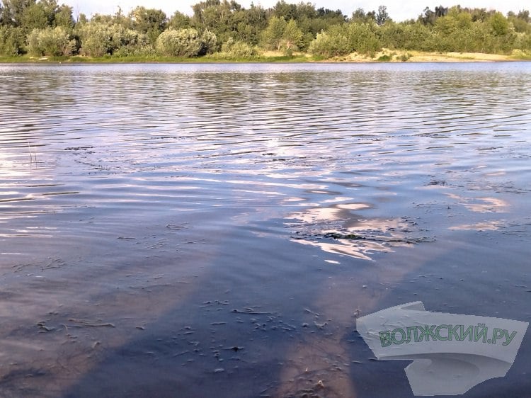 Тело не нашли: в Волгоградском водохранилище утонул рыбак  Следственные органы организовали проверку по факту исчезновения работника рыболовецкой компании в Быковском районе.  Мужчина, предположительно, утонул 27 ноября во время выполнения рабочих обязанностей. Как сообщили Волжский.ру в пресс-службе СУ СКР по региону, днем во время установки рыболовных сетей в акватории Волгоградского водохранилища мужчина выпал из лодки и ушел под воду на глазах у своего напарника. Тот обратился в спасательную службу.  Тело рыбака найти не удалось. Поиски еще продолжаются.   Подробнее на Волжский.ру: