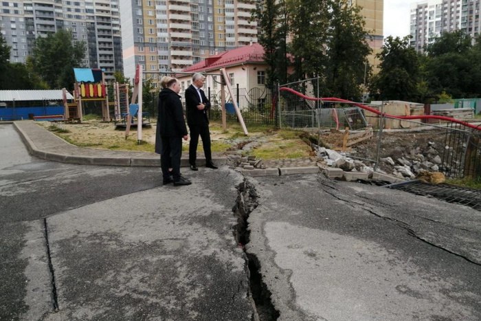 В мэрии Екатеринбурге объяснили, откуда появились трещины возле скандальной стройки на Пионерке Вице-мэр Екатеринбурга Рустам Галямов, ответственный за строительство, съездил к дому на Раевского, 4. Напомним, там по всей детской площадке и прилегающей территории пошли глубокие трещины из-за новой стройки. — Уже видны проблемы, возникли в процессе подготовки «нулевого» цикла, например, расчёт шпунтового ограждения котлована. Возможны ошибки в геологических изысканиях. Очевидно, застройщик должен был сразу переработать проект после подвижки грунтов. Мы привлекаем независимых экспертов, которые в течение короткого промежутка времени дадут заключение, — рассказал Рустам Галямов. Вполне вероятно, разрешение на строительство на участке отзовут. За стройку ответственна компания «Атомстройкомплекс». На прошлой неделе застройщик остановил работы по закладке фундамента. Компания пообещала восстановить территорию, поврежденную обвалом земли в котловане.