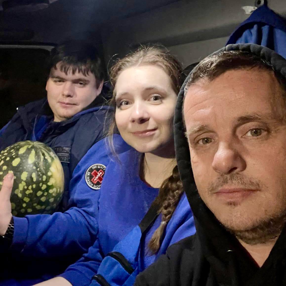 На прошлой неделе общее количество вызовов скорой в Ленинградской области увеличилось до 9260 Число выездов медиков к местам ДТП сократилось на 5 среди пострадавших есть дети Фельдшеры в Кировском районе помогли родиться на свет малышу роды пришлось принимать прямо в машине Ночью поступил вызов беременность 40 недель боли внизу живота На момент осмотра схватки были каждые 5 минут Уже в машине скорой помощи по пути в роддом схватки участились и фельдшеры попросили водителя остановиться в безопасном месте чтобы принять первые в их практике роды Всё прошло без осложнений за 10 минут родилась замечательная девочка сразу закричала На таких вызовах понимаешь что значит работать в команде Благополучно довезли маму с малышкой в роддом поделился Игорь Рогалёв фельдшер скорой помощи Кировской подстанции На фото водитель Борис Ефремов фельдшеры смп Карина Жуковская и Игорь Рогалёв