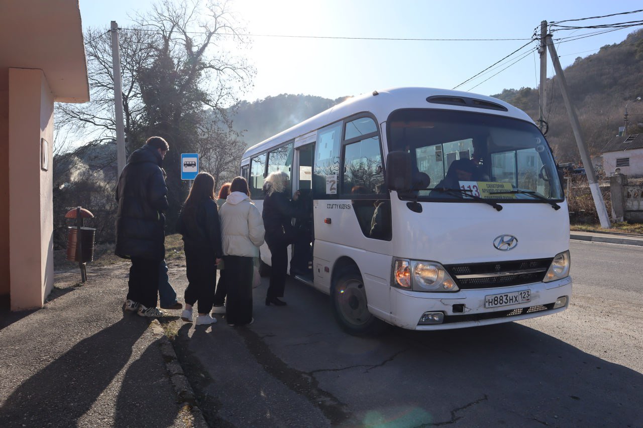 В Архипо-Осиповке по поручению губернатора возобновили автобусный маршрут  С такой просьбой обращались жители на «Прямую линию» Вениамина Кондратьева 4 декабря 2024 года.    Первый рейс стартует в 07:30, интервал движения – 40 минут, протяженность маршрута – 7 км в одну сторону.