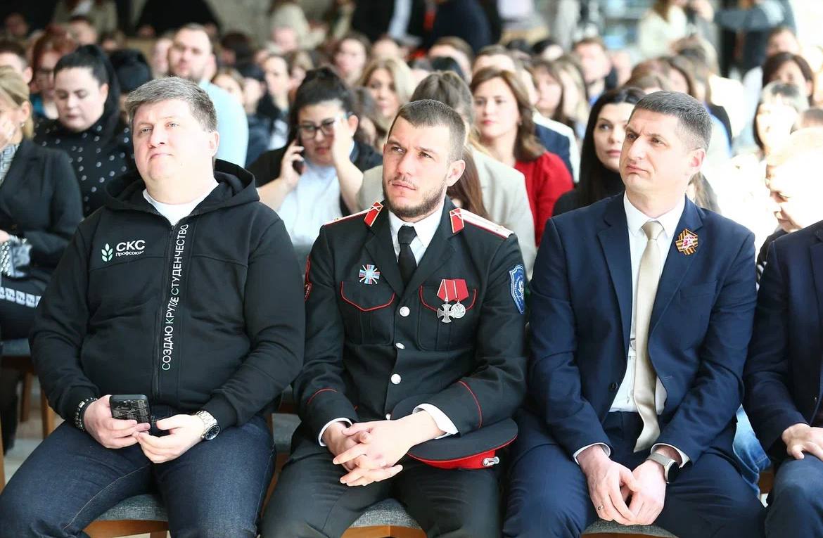 Поддержка молодежи - в приоритете  Председатель Союза казачьей молодежи Кубани Даниил Дьяченко принял участие в мероприятии, объединившем сотрудников отрасли молодежной политики и представителей общественных объединений. На встрече, прошедшей в арт-резиденции «Дом книги» города Краснодара, обсудили вопросы наставничества и трудоустройства молодежи, поддержки юных добровольцев.  На мероприятии присутствовала вице-губернатор Анна Минькова. Она пообщалась с руководителем регионального департамента молодежной политики Романом Дмитриевым и участниками встречи.   – Важно помогать молодежи с трудоустройством, учебой, самореализацией. В Год защитника Отечества особенное внимание будет уделено привлечению ребят к патриотическим мероприятиям и акциям, – отметила Анна Алексеевна.  В Краснодарском крае проживают около 1,5 млн человек в возрасте от 14 до 35 лет. В их числе представители Союза казачьей молодежи Кубани. Наши казачата являются активными участниками патриотических и добровольческих акций, спортивных состязаний. С детства  они приобщаются к традициям предков, знакомятся с историей и культурой казачества. Союз казачьей молодежи Кубани объединяет более 127,5 тыс. участников. Казачата своими достижениями и благими делами не только прославляют Кубанское казачье войско, но и родной регион.