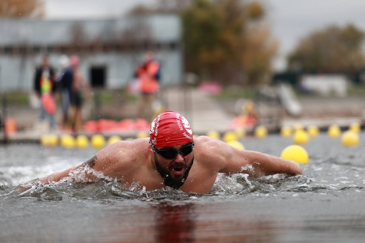 Ростовские моржи открыли сезон Кубком дружбы Ровно год назад в Ростове провели первые официальные соревнования по зимнему плаванию И вот спустя год участников уже вдвое больше а заплывы разделили на 2 дня боролись во всех видах по плаванию и в разных дистанциях Кстати вода в эти дни на Гребном канале 12 7 градусов Кубок дружбы это первый этап всероссийских соревнований его организует Всероссийская Федерация зимнего плавания Так что участвовали не только дончане но и моржи из других регионов Подписывайтесь на МАХ присылайте новости