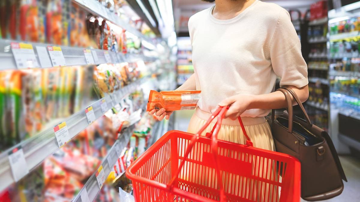 Названы самые подорожавшие и подешевевшие в мире товары Самым подорожавшим товаром в мире в октябре этого года оказался кобальт Об этом говорят данные ICE Futures CME Group и Шанхайской биржи металлов Стоимость кобальта широко применяемого для изготовления стали и электрических аккумуляторов в октябре увеличилась на 28 5 в месячном выражении Среди сельскохозяйственной продукции в октябре больше всего подорожали соя на 8 2 а также кофе сорта робуста 7 3 и сорта арабика на 3 8 Не обошло подорожание и дизельное топливо стоимость которого увеличилась на 7 6 и топочный мазут на 6 9 Самым подешевевшим в мире товаром в октябре этого года стал апельсиновый сок цены на который рухнули на 23 3 в месячном выражении Серьёзно подешевели свинина 18 и неодим на 13 4 Подписаться на truekpru Читать нас в MAX