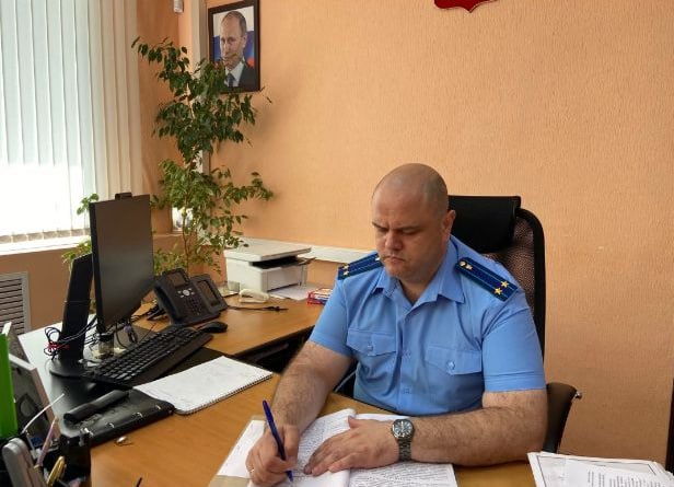 Житель Балаково обвиняется в незаконном изготовлении и хранении наркотических средств Заместитель прокурора г. Балаково Сергей Бойко утвердил обвинительное заключение по уголовному делу в отношении 41-летнего местного жителя. Он обвиняется по ч. 2 ст. 228 УК РФ незаконное изготовление, хранение наркотических средств, совершенные в крупном размере . По версии следствия, в декабре 2024 года обвиняемый в помещении собственной квартиры вырастил растение "конопля", после чего изготовил наркотическое средство каннабис марихуана массой свыше 250 грамм, которое хранил в своем жилище до момента изъятия сотрудниками полиции. Уголовное дело направлено в Балаковский районный суд для рассмотрения по существу.