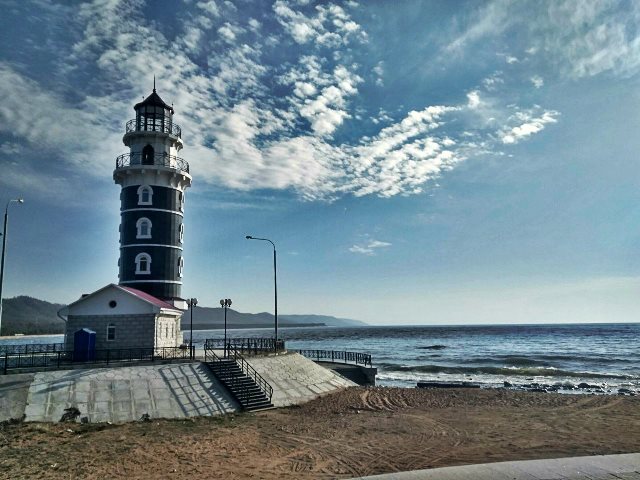 На Байкале появятся яхт клуб и марина с причалом для круизных лайнеров Центром притяжения водного туризма на Байкале станет порт Турка где к 2029 году появится первый в Бурятии яхт клуб и яхтенная марина на 180 маломерных судов и причалом для круизного лайнера вместимостью до 200 человек Площадь застройки составит 10 8 га а общий объем инвестиций 1 3 млрд Об этом сообщил на экспертном совете Особой экономической зоны Байкальская гавань министр туризма Алдар Доржиев Из 2000 км береговой линии Байкала более 60 проходит по территории Республики Бурятия а турпоток к озеру ежегодно увеличивается на 15 20 Поэтому для нас особенно важно развитие одного из наиболее экологичных видов туризма яхтенного Федеральный проект 5 морей и озеро Байкал в рамках национального проекта Туризм и гостеприимство нацелен на строительство круглогодичных курортов поэтому туристический кластер в порту Турка разработан именно с акцентом на многофункциональность экономические мультипликаторы и встраивание в экологический социальный и экономический контекст локации отметил Алдар Доржиев Ожидается что за сезон навигации через порт будет проходить до 350 тысяч российских и зарубежных туристов желающих увидеть Байкал с воды И на Марсе будут яблони цвести Новости Бурятии