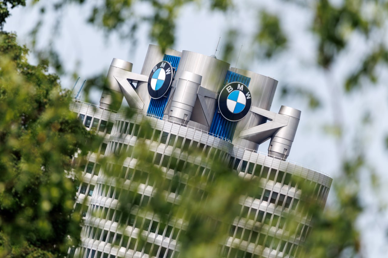 BMW в апреле-июне 2025 г. сократил чистую прибыль на 32% - до 1,842 млрд евро по сравнению с 2,705 млрд евро годом ранее, сообщается в отчетности. Прибыль до налоговых и процентных выплат EBIT упала на 31% и составила 2,661 млрд евро. Маржа EBIT уменьшилась до 7,7% с 10,5%. Выручка снизилась в отчетном периоде на 8,2% и составила 33,927 млрд евро. Ухудшение финансовых показателей обусловлено в том числе неблагоприятными изменениями валютных курсов и сокращением продаж в Китае. Фото: Matthias Balk/picture alliance via Getty Images