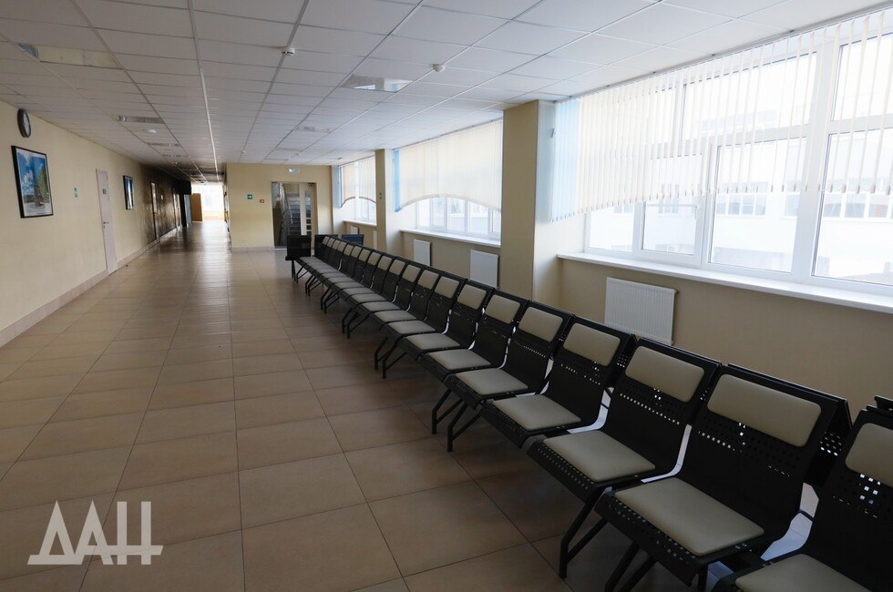 В Мариуполе провели работы по более 200 объектам соцкультбыта : Написать нам «Работы с учетом восстановления, демонтажа и нового строительства проведены на свыше 200 объектах соцкультбыта. Половина — на объектах образования. Всего таких учебных заведений более 100, из которых восстановлено 86 детских садов, школ, учреждений среднего специального, а также дополнительного образования, вузов», — сообщили в пресс-службе администрации муниципалитета. В частности, работы проведены в порядка 40 детсадах, более чем 30 школах и девяти объектах высшего образования. В этой сфере построено три новых объекта. Также восстановлено 25 объектов здравоохранения, построено новых — четыре. Новую жизнь получили порядка 10 объектов культуры и шести — спорта. В перечень восстановления также вошли общественные пространства, включая парки, скверы, аллеи, площади и пр. Их сделали порядка 30. Читать полностью