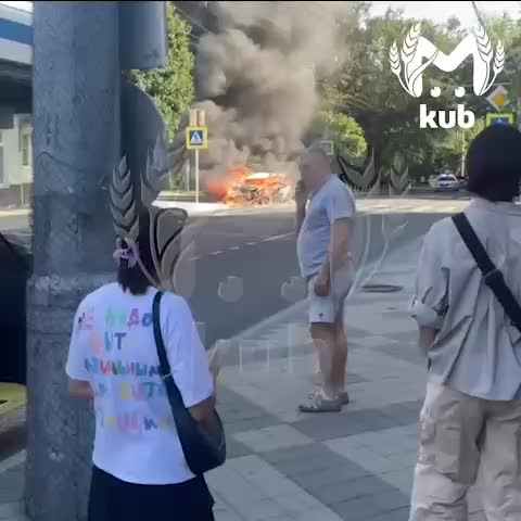 В Краснодаре в результате ДТП с троллейбусом загорелся легковой автомобиль