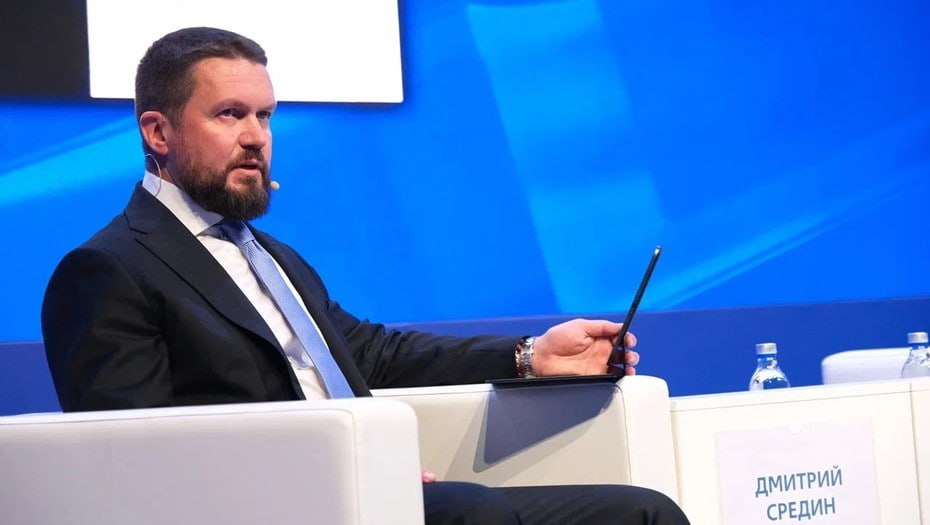 2025 год стал для бизнеса испытанием на прочность Такую картину обрисовал на форуме РОССИЯ ЗОВЁТ Санкт Петербург руководитель департамента по работе с клиентами рыночных отраслей ВТБ Дмитрий Средин Дорогие деньги и турбулентность стали фильтром Выиграли не те кто замер в ожидании а те кто действовал на опережение Пока угольщики и девелоперы удерживали позиции e commerce ритейл и IT использовали эту турбулентность как трамплин Классические кредиты уступили место точечным инструментам РЕПО аккредитивы облигации гарантии для ВЭД Бизнес активно хеджировал риски валютные форварды опционы на золото нефть пшеницу Анжела Мнацаканян ДП Подписаться на ДП в Telegram MAX