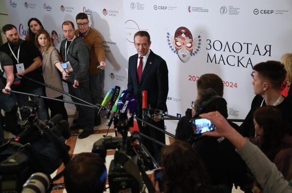 Театр дело коллективное Председатель Союза театральных деятелей России и президент премии и фестиваля Золотая маска Владимир Машков раскрыл спецкору Радиоточки НСН истинный смысл премии Трактовать исключение частных номинаций можно только в одном направлении Дело в том что театр дело коллективное Спектакль имеет в себе огромное количество художественных соединений специалистов по свету гриму артистов режиссеров техников сцены бутафоров Это огромный организм Поэтому номинации будут направлены только на одно выявление лучшего спектакля этого года А получать эту награду будет весь коллектив указал он