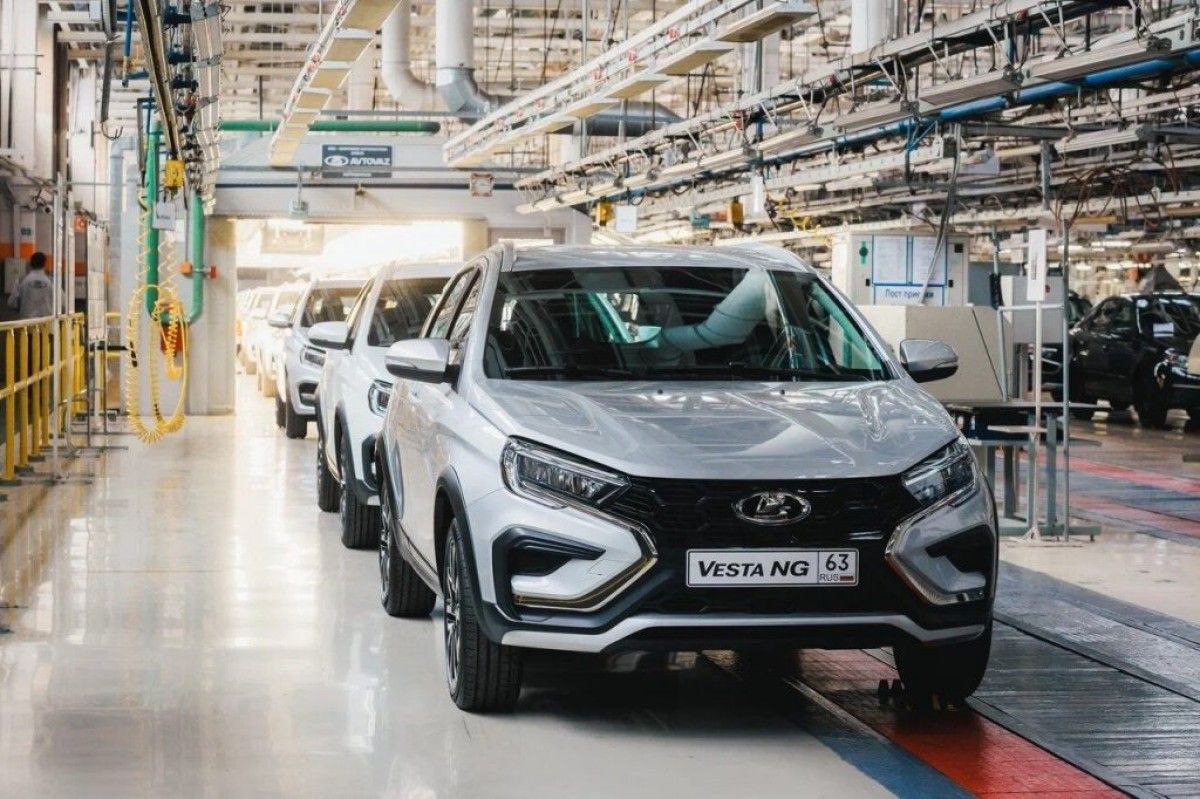 АвтоВАЗ планирует сократить производство автомобилей сразу на 20%, или на 100 тысяч машин. Решение объясняется затоваренностью складов у дилеров, высокими кредитными ставками и отсутствием резких скачков спроса. Автостат в марте сообщал, что продажи автомобилей АвтоВАЗ рухнули на 37% год к году. Бизнес в России