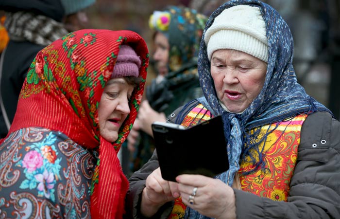 Телефонные мошенники начали похищать деньги под предлогом улучшения качества сотовой связи  Столичная прокуратура сообщает, что схема выглядит следующим образом. Злоумышленник звонит жертве и выдает себя за сотрудника сотового оператора. Он предлагает улучшить качество мобильной связи либо оценить работу сотового оператора.   Для этого человека якобы подключают к чат-боту, куда присылают ссылки на приложение. Через него злоумышленники получают доступ к телефону и похищают деньги.  Фото: Владимир Смирнов/ТАСС