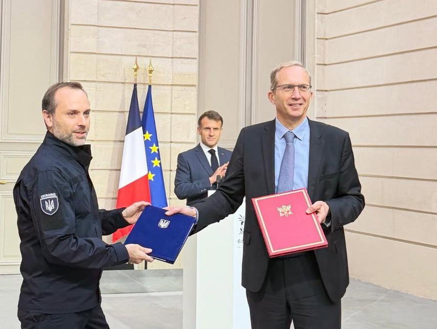 Alstom поставит на Украину 55 электровозов Alstom и Укрзализныца подписали контракт на поставку 55 электровозов на сумму 475 млн Об этом на пресс конференции в Париже сообщил президент Франции Эмманюэль Макрон По его словам поставляемые локомотивы будут производиться в Бельфоре на востоке Франции Европейский банк реконструкции и развития выделит 290 млн остальную сумму даст Всемирный банк Поставки начнутся в 2027 году Заказанные четырехосные локомотивы будут иметь четыре тележки каждая ось будет приводиться в движение отдельным тяговым двигателем Локомотивы смогут перемещаться на сети постоянного тока 3 кВ и 25 кВ переменного тока Их мощность согласно заявлению Alstom будет от 7 2 до 9 4 МВт максимальная скорость 120 км ч В феврале 2022 года сообщалось о планах Alstom поставить на Украину 130 локомотивов за 900 млн однако планы не были осуществлены Фото Alstom tzdjournal