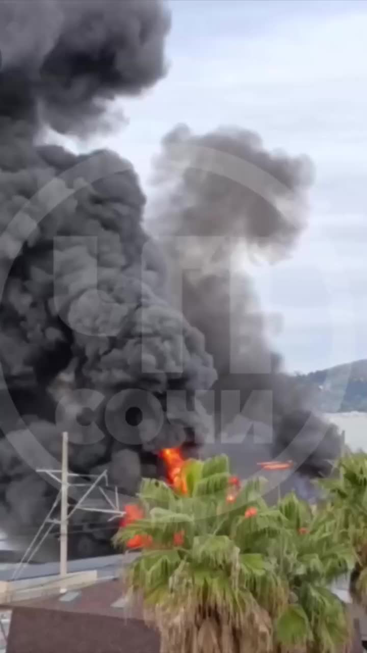 Крупный пожар на пляже в Сочи: тушение продолжается