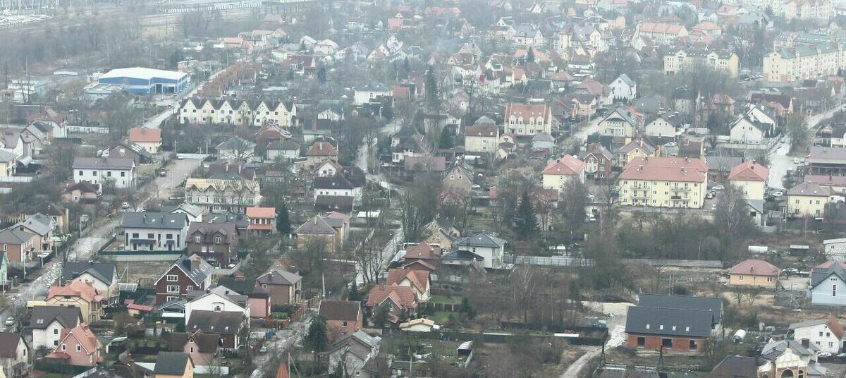 ВЦИОМ в России могут исчезнуть сотни малых городов из за оттока населения Исследователи утверждают что молодежь чувствует ограниченность перспектив в таких населенных пунктах Малые города на территории России могут со временем вовсе исчезнуть из за множественного оттока населения новые жители не приезжают Об этом сообщается в докладе ВЦИОМ который имеется в распоряжении ТАСС Сотни малых и моногородов России со временем могут исчезнуть с карты России из за активного оттока населения Молодые люди уезжают из города старшее поколение неизбежно убывает новые жители не приезжают общее число домохозяйств из года в год сокращается Эффект убывающих городов нельзя объяснить одной причиной например стремлением найти лучшую работу и построить карьеру в большом городе говорится в исследовании В нем отмечается что заработок важный но не главный фактор по которому люди уезжают из малых городов Большую роль играют в том числе недостаточная инфраструктура ограниченные карьерные и образовательные возможности отсутствие смыслов которые позволяют увидеть картину лучшего будущего указывается в докладе Исследователи утверждают что молодежь чувствует ограниченность перспектив в малом городе При этом 38 россиян рассматривают возможности для переезда в другой населенный пункт при условии предложения о более выгодном заработке Также жители малых городов более пессимистичны Так в городах миллионниках среди людей возраста 18 24 года     смотрят в будущее позитивно тогда как в малых городах отмечается всего     Кроме того аналитика урбанизации городов РФ говорит о том что с 1950 по 2030 годы население за пределами городов уменьшится на     а население в городах с населением от полумиллиона человек вырастет на     Надежды россиян на лучшее будущее своего города обращены прежде всего к государственным институтам Подавляющее большинство опрошенных связывают комфорт проживания в своем населенном пункте с работой органов власти местных 52 региональных 37 или федеральных 31 следует из доклада При этом развитие туризма по данным аналитиков играет важную роль в приумножении численности населения туристический город выглядит и живет как место в котором хочется остаться Так более 50 россиян хотят побывать с экскурсией на каком либо промышленном предприятии Основные вызовы для небольших городов позиционирование таких туристических предложений Экскурсии и активности на заводе следует правильно упаковать а также проинформировать широкую аудиторию за пределами города Доклад подготовлен на основе 10 экспертных интервью с представителями администрации Ржевского муниципального округа и местного экспертного сообщества четырех фокус групповых дискуссий с жителями в возрасте от 18 до 55 лет Были рассмотрены ключевые экономические социальные градостроительные и иные особенности города и прилегающей местности Эксперты ВЦИОМ Консалтинг проанализировали текущую проблематику развития города выявили системообразующие факторы которые ведут к формированию негативных трендов и предложили направления приложений усилий которые могут стать основой стратегии развития города Подпишись на КПРФ ДОН Россия ВЦИОМ города