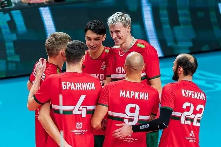 Новосибирский Локомотив завоевал бронзу чемпионата России по волейболу уверенно обыграв Зенит в решающем матче серии со счётом 3 0 и оформив итоговые 3 2 в серии Это уже четвёртая бронзовая награда в истории нашего клуба Ранее команда становилась чемпионом в сезоне 2019 20 и дважды брала серебро Вперёд Локомотив