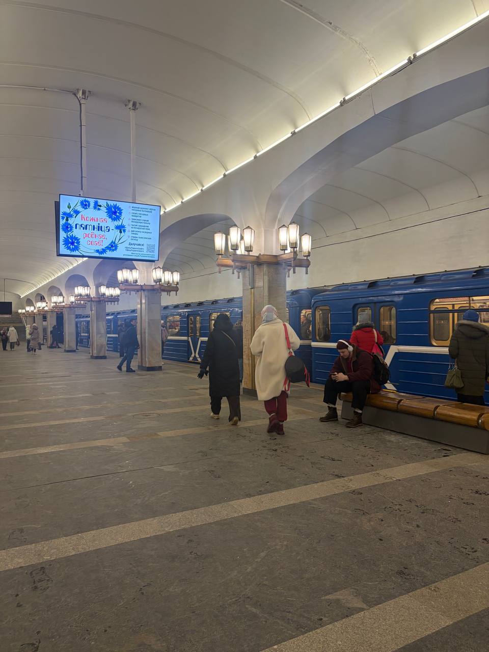 Метрополитен 9 января меняет график движения поездов в связи со сложными погодными условиям   В непиковое время 9 00 16 00 интервал движения на Московской и Автозаводской линиях составит 3 5 минуты на Зеленолужской 5 минут   В часы пик с 7 00 до 9 00 и с 16 00 до 18 30 интервал движения поездов на Московской линии составит 2 минуты а на Автозаводской линии 2 5 минуты Подпишись Минская правда MLYN by