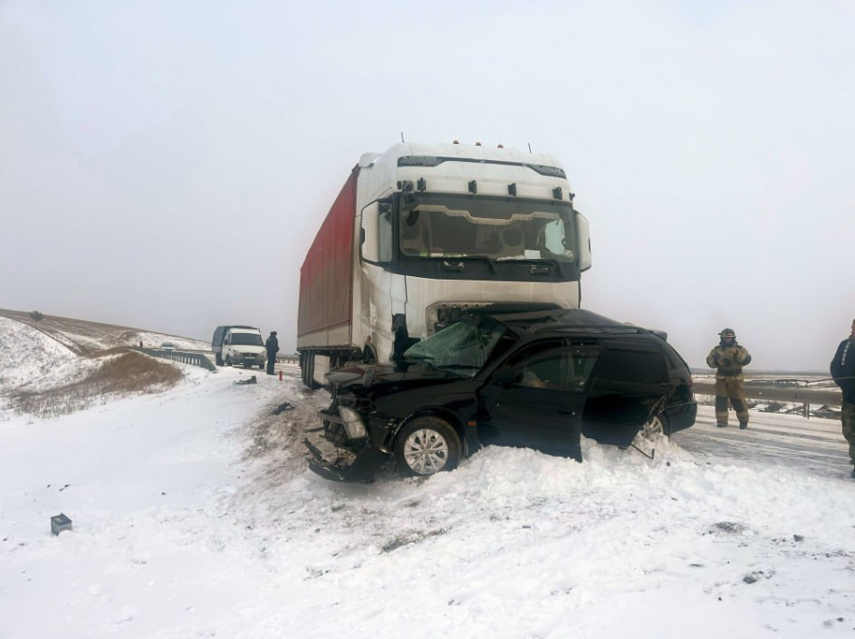 Под Шилкой в ДТП погибли двое человек Прокуратура проводит проверку по факту смертельного ДТП которое произошло 8 ноября на трассе Чита Хабаровск По предварительным данным водитель Toyota Caldina не справился с управлением и столкнулся с грузовиком Ford F Max В результате аварии водитель и пассажир легкового автомобиля погибли на месте Предполагается что к трагедии могла привести скользкая дорога после обильного снегопада Из за этого Шилкинская межрайонная прокуратура внесла представление в адрес руководства ФКУ Упрдор Забайкалье потребовав устранить нарушения связанные с безопасностью дорожного движения Ход и результаты процессуальной проверки по факту аварии находятся на контроле прокуратуры