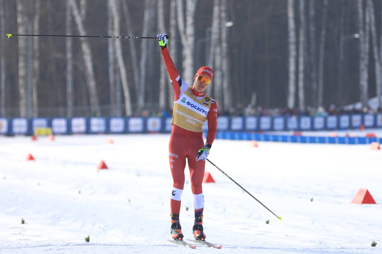 Александр Большунов — чемпион России по лыжным гонкам в Казани   Александр победил в скиатлоне  10+10км   46:30.2   Поздравляем!       Подписывайтесь на «МинспоРТ»