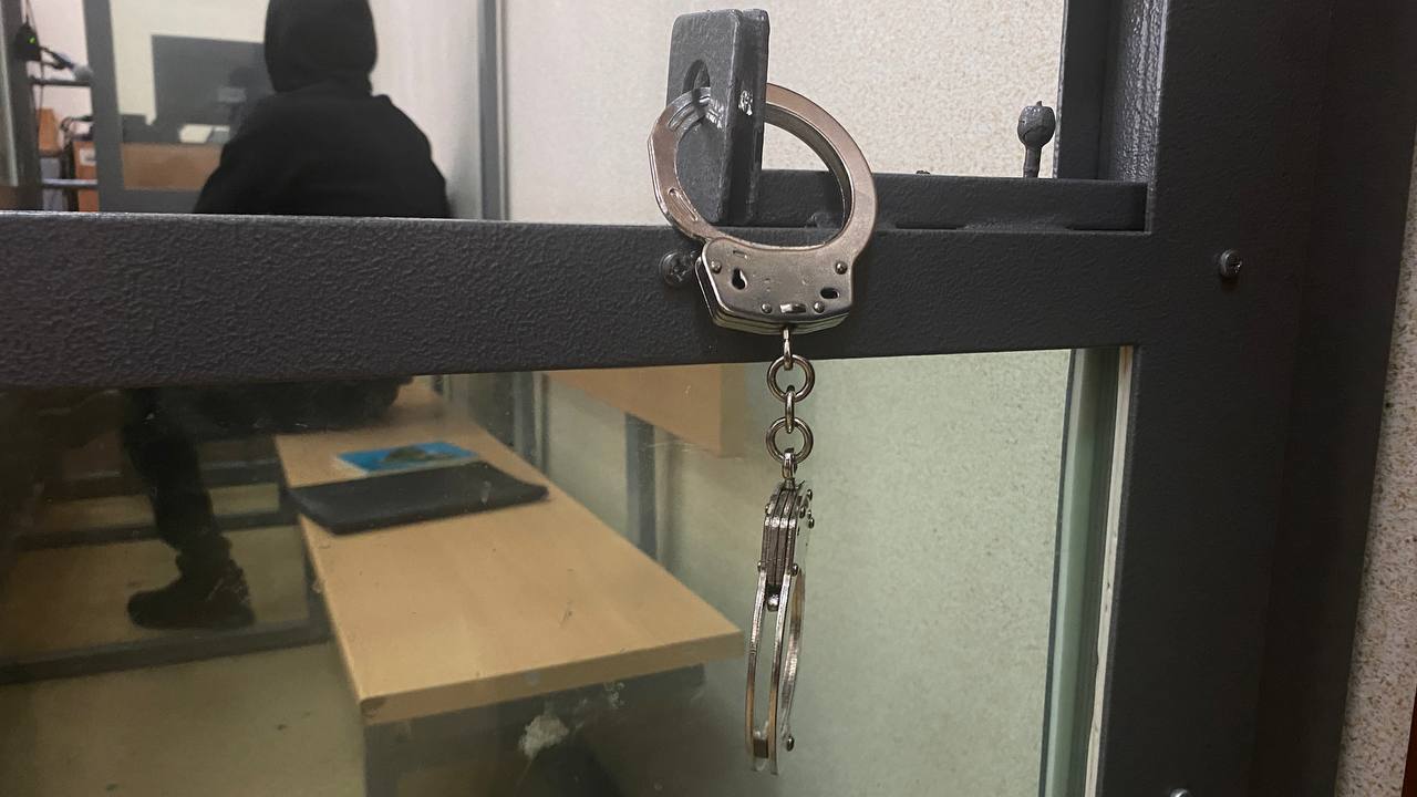 Внимание! Розыск опасных преступников СУ СК РФ продолжает расследование уголовного дела, возбужденного по статье 102 УК РСФСР убийство двух и более лиц из корыстных побуждений, групповое преступление, опасное для жизни многих людей и статье 209 УК РФ создание, руководство и участие в устойчивой вооруженной группе, банде . В рамках расследования заочно обвинен организатор банды Сиротенко И.В. В апреле 2025 года суд по ходатайству следствия избрал ему меру пресечения в виде заключения под стражу. Сиротенко объявлен в международный розыск. По данным следствия, в 2000 году Сиротенко совместно с участником банды Шинкоренко И.Н. ранее Воробьев совершил покушение на лидера конкурирующей преступной группировки в Тольятти. Шинкоренко скрылся от следствия и также объявлен в международный розыск. Расследование уголовного дела в отношении Сиротенко и других участников банды «Сиротинские» продолжается. Если у вас есть информация о местонахождении обвиняемых или пострадавших от их действий, просьба сообщить об этом в следственное управление по круглосуточному телефону: 8 846 300-7-114. Конфиденциальность гарантируется. : ГТРК Самара