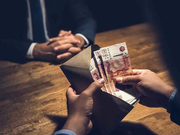 К 8 годам лишения свободы приговорили севастопольца за дачу взятки 2,6 млн руб. Будучи руководителем коммерческой организации осужденный дал взятку начальнику управления закупок и топливного обеспечения Министерства топливно-энергетического комплекса Херсонской области за возможность стать поставщиком баллонов с пропаном на территорию Херсонской области. Отбывать наказание виновный будет в исправительной колонии строгого режима. Решение вынес Гагаринский районный суд Севастополя. Крым Оперативный