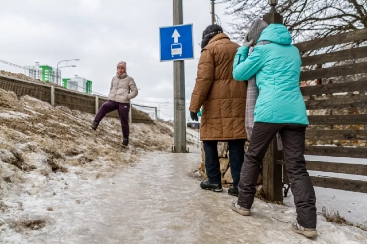 Воронежцы пострадали из-за гололеда — более 1200 случаев   С начала зимы в Воронежской области из-за гололеда пострадали 1258 человек. Большинство обращений было связано с легкими травмами, но 159 пациентов потребовалось госпитализация. Особенно критичной была ситуация 10 декабря, когда в травмпункты обратились 201 человек, включая 12 детей. Ожидаются морозы до –14°, и гололедица останется на улицах. Будьте осторожны!    #Новости #Воронеж