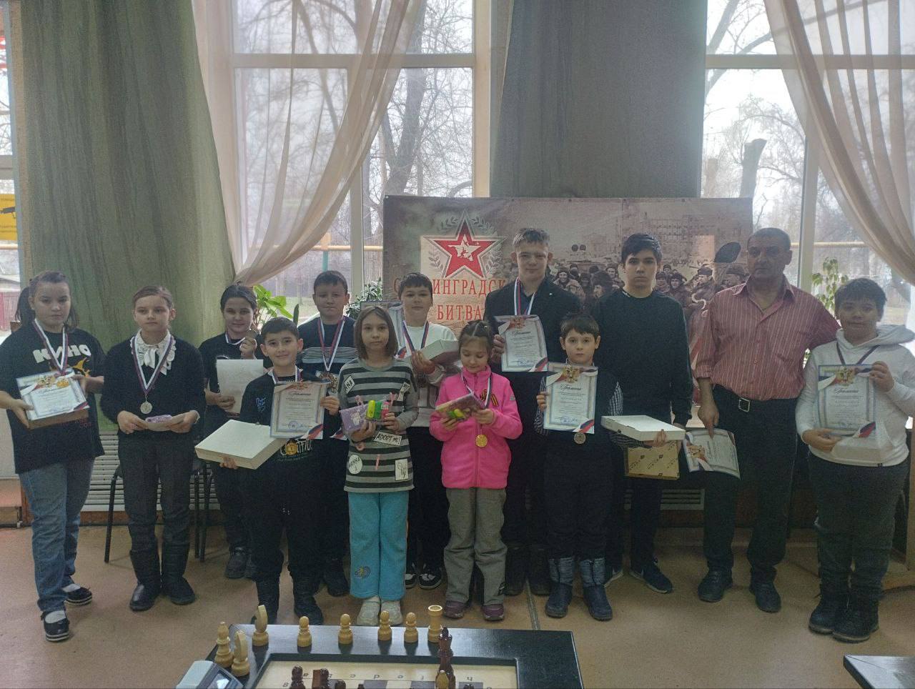 В Центре молодёжи прошел шахматный турнир, посвящённый Дню Победы советских войск в Сталинградской битве.   По итогам турнира призовые места заняли лучшие игроки, которые продемонстрировали отличные результаты и умение принимать быстрые решения. Кравченко Сергей Дмитриевич, организатор турнира, вручил победителям ценные призы, грамоты и медали, отмечая их упорство и стремление к победе.