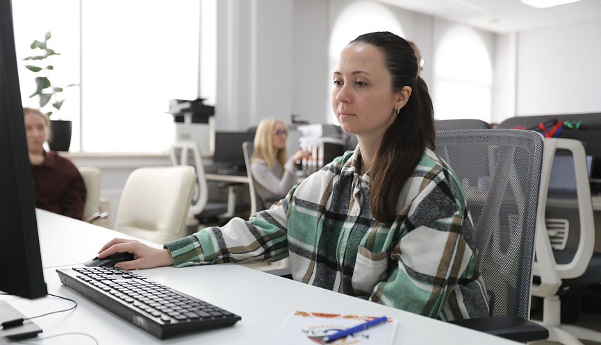 В прошлом году сервисами жизненные ситуации на Госуслугах воспользовался каждый пятый житель Кубани Сервисы жизненные ситуации позволяют удобно и быстро получить государственные услуги по принципу решения конкретной жизненной задачи На портале представлено 67 готовых решений для граждан и бизнеса Достаточно просто выбрать свою ситуацию и система подскажет какие заявления необходимо подать В среднем каждая ситуация объединяет 17 различных услуг Более миллиона жителей Кубани воспользовались сервисами жизненные ситуации в 2025 году Благодаря сервисам время получения государственных услуг сократилось на 35 а количество визитов в ведомства на 64 Чтобы воспользоваться сервисами достаточно выбрать свою жизненную ситуацию будь то рождение ребенка поступление в вуз или открытие бизнеса и система сама подберет необходимые услуги и поможет подать заявления Жизненная ситуация Поступление в вуз стала самой популярной среди жителей края в прошлом году ей воспользовались порядка 400 тысяч раз Сервис помогает абитуриентам сравнить образовательные программы получить информацию о количестве бюджетных мест и направить документы в приемную комиссию Совершенствование портала Госуслуг и расширение перечня жизненных ситуаций ведется в рамках национального проекта Экономика данных и цифровая трансформация государства Так в конце прошлого года на портале появился новый сервис Планирование и рождение ребенка Он поможет подготовиться к пополнению в семье оформить документы на новорожденного прикрепить его к поликлинике и подать заявление на получение положенных льгот Жители Кубани могут получить порядка 20 мер поддержки для семей с детьми   Пресс служба ВКонтакте МАХ