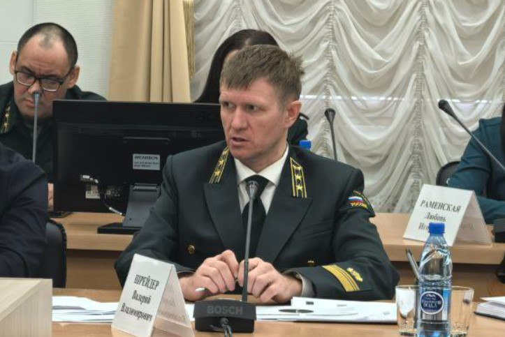 Опальный новосибирский чиновник возглавил министерство в Забайкалье 5 ноября в правительстве Забайкальского края проинформировали о назначении бывшего управленца из Новосибирской области Валерия Шрейдера исполняющим обязанности министра лесного хозяйства и пожарной безопасности региона В апреле 2024 года Валерий Шрейдер уволился по собственному желанию с поста замминистра природных ресурсов НСО после прокурорской проверки Природоохранная прокуратура выявила тогда нарушения связанные с причинением ущерба реке Качимовка а также с планами по незаконной вырубке 352 га защитных лесов в Колыванском районе Надзорное ведомство внесло представление в адрес правительства региона В 2024 году Валерий Шрейдер был назначен главным лесным инспектором Забайкалья а теперь возглавил лесное министерство Подробнее на сайте