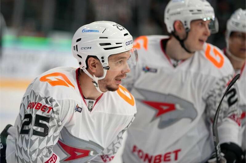 Авангард расторг контракт с Анселем Галимовым Омский Авангард сообщил о разрыве контракта с нападающим Анселем Галимовым Согласно заявлению клуба в Telegram решение было принято по обоюдному согласию сторон 34 летний воспитанник Нефтехимика присоединился к Авангарду в сентябре нынешнего года после того как провел предыдущий сезон в московском Спартаке За время проведённое в составе омского клуба Галимов принял участие в 16 матчах в которых отметился одной заброшенной шайбой и одной результативной передачей Читать полностью