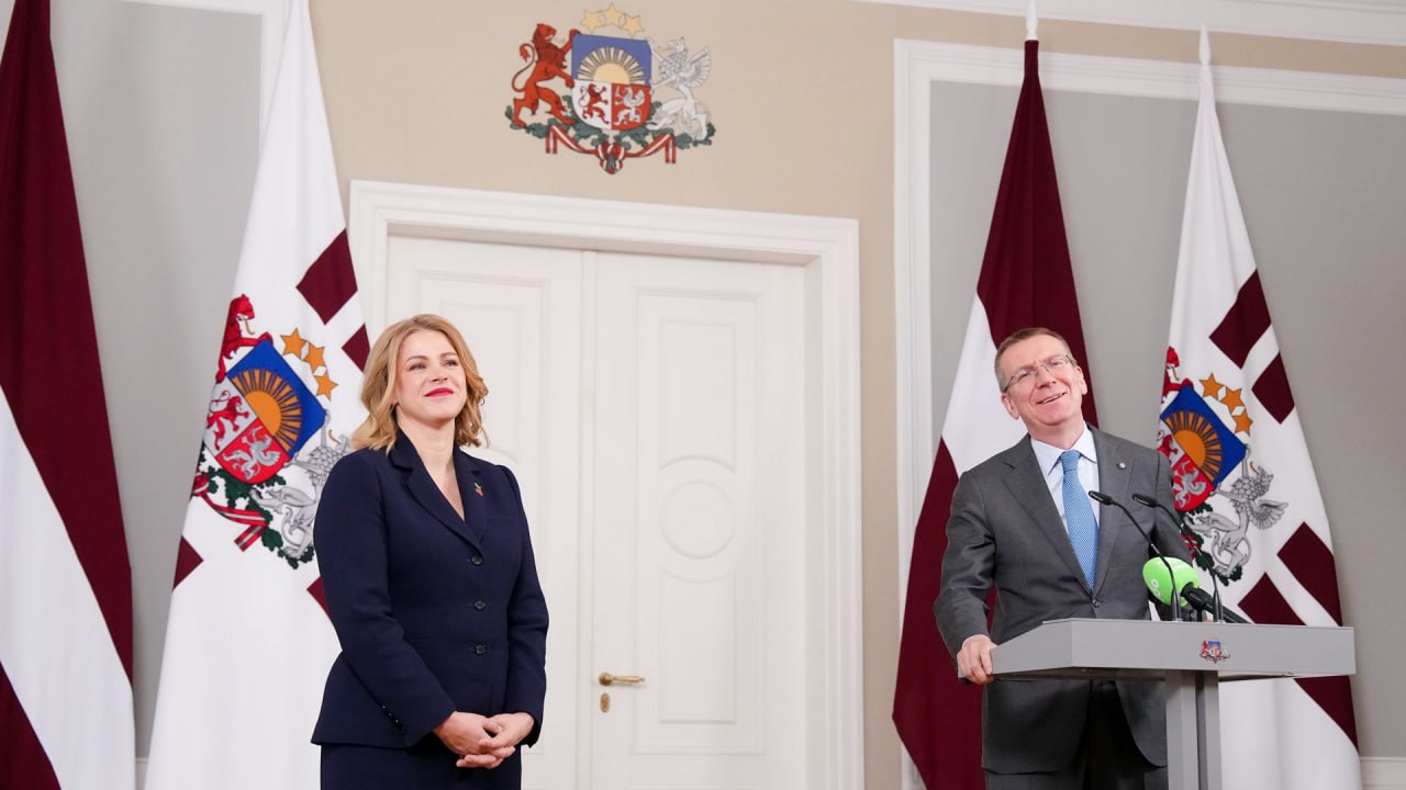 Жителям Латвии запретили публиковать в интернете фото и видео президента и премьера Президента Эдгара Ринкевича и премьер министра Эвики Силини и других чиновников начали слишком часто снимать без причины сообщили в латвийском Бюро по правам человека За публикацию в интернете предусмотрен административный штраф а в отдельных случаях может наступить и уголовная ответственность Когда власть боится камеры сильнее чем выборов   Подпишитесь на Абзац TG VK Дзен MAX Rutube