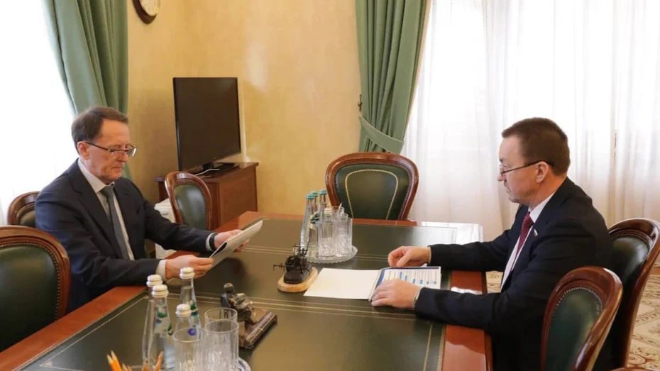 Председатель облдумы Юрий Матузов и вице спикер Госдумы Алексей Гордеев обсудили развитие местного самоуправления в Воронежской области На встрече обсудили работу которая проводится в Воронежской области в рамках реализации федерального закона Об общих принципах организации местного самоуправления в единой системе публичной власти Председатель Воронежской областной думы Юрий Матузов сообщил вице спикеру Госдумы Алексею Гордееву что в облдуме был организован круглый стол призванный дать старт системной работе по разграничению полномочий между всеми уровнями власти в регионе До 1 января 2027 года Воронежская область должна принять региональный закон об организации местного самоуправления дополнительно закрепляющий двухуровневую систему и определяющий разграничение более 60 полномочий между регионом муниципальными районами и поселениями Юрий Матузов отметил что по итогам дискуссии в парламенте решено создать экспертные рабочие группы и разработать дорожную карту Необходимо определить ключевые принципы разграничения полномочий и закрепить их законодательно Мы в Мах