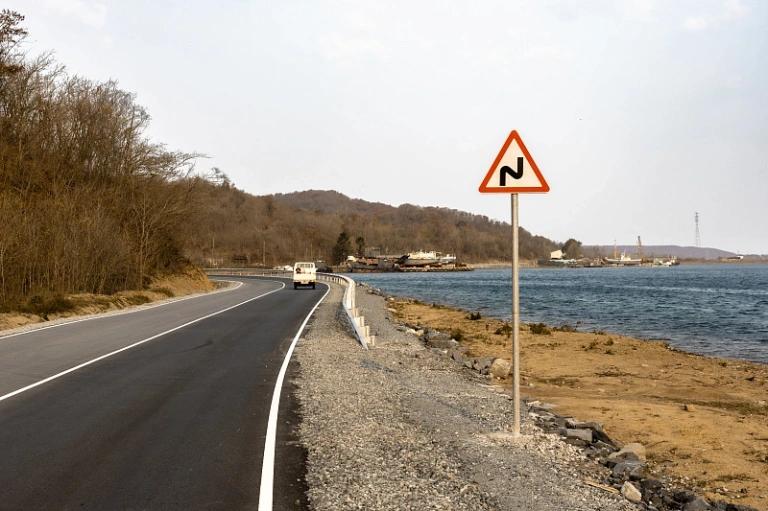 На острове Русский завершено асфальтирование 2 6 км автодорог Работы выполнены на двух участках которые ранее были грунтовыми от КЭТ в сторону Шигино и от Подножья по направлению к Шигино Об этом сообщает администрация Владивостока После завершения ремонта дорожники приступили к нанесению разметки установке леерных ограждений и благоустройству Подписывайтесь на РБК Восток