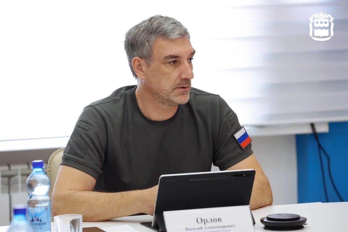 Губернатор Приамурья Василий Орлов стал лидером медиарейтинга в июле  Состояние информационного поля, формируемого СМИ вокруг губернаторов, оценила компания «Медиалогия» по итогам июля текущего года. Так, глава Приамурья Василий Орлов занял первую строку рейтинга среди губернаторов дальневосточных регионов. За ним следуют Владимир Солодов и Айсен Николаев, возглавляющие соответственно Камчатский край и Якутию.  Аналитики пояснили факторы, повлиявшие на состояние рейтинга. Основной медиарезонанс вызвала реакция губернатора Амурской области на крушение самолета Ан-24 под Тындой. Василий Орлов координировал работу комиссии по ЧС, объявил трехдневный траур и дал поручение проработать вопрос установки мемориала погибшим.  Вклад в медиаактивность внесли и другие события. Так, Василий Орлов провел рабочую встречу с председателем правительства РФ Михаилом Мишустиным. Губернатор также заявил о необходимости газификации Благовещенской ТЭЦ на совете по вопросам газификации при Совете Федерации. Он также провел личный приема граждан.  В общем медиарейтинге глав регионов Василий Орлов занял 21 место. Первые три строки заняли Сергей Собянин, Андрей Воробьев и Вячеслав Гладков  главы Москвы, Подмосковья и Белгородской области .   ТЕЛЕПОРТ.РФ – здесь все об Амурской области  Написать нам