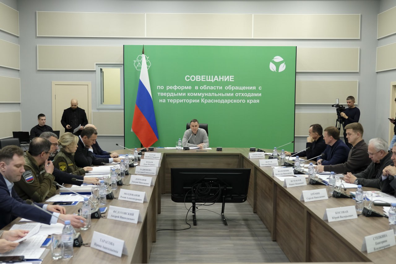 Вениамин Кондратьев Кубань увеличила долю сортируемых отходов почти до 50 Благодаря новым комплексам в Краснодаре Белореченске и Сочи мы сортируем почти половину всех отходов а к 2030 году планируем выйти на 100 процентов отметил он В рамках утвержденной дорожной карты в крае уже работают пять региональных операторов 10 полигонов и 12 объектов сортировки По состоянию на январь 2026 года ведется строительство еще десяти новых объектов восьми перерабатывающих комплексов одного сортировочного и участка компостирования На эти цели в краевом бюджете заложено 3 млрд рублей