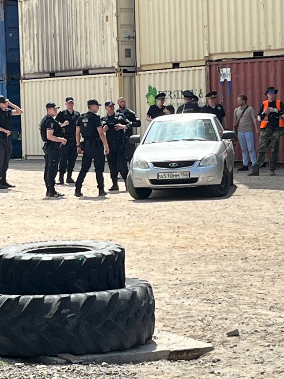 В Москве во время съемок клипа задержан солист группы Slaughter to Prevail Александр Шиколай  Alex Terrible , также в полицию увезли всех, кто приехал сниматься в качестве массовки, проверяли документы — очевидец/